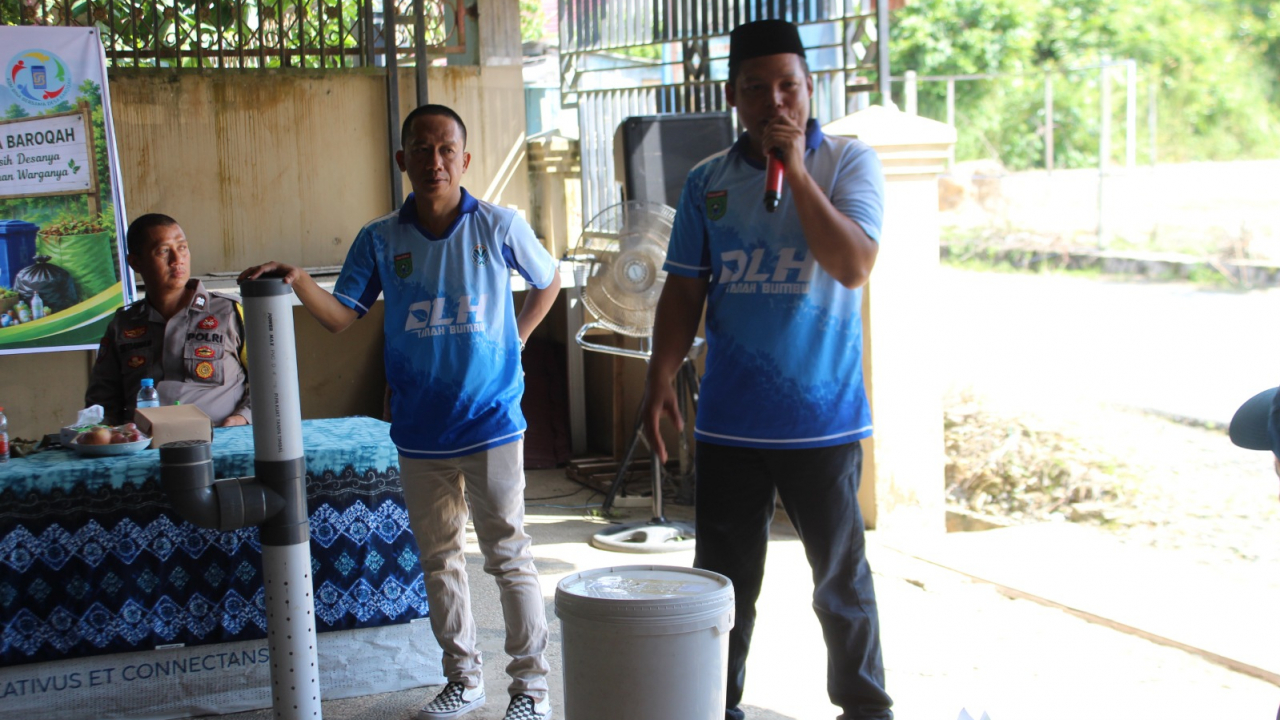 DLH Tanah Bumbu Edukasi Sistem Biopori dalam Musdesus Persampahan Desa Baroqah