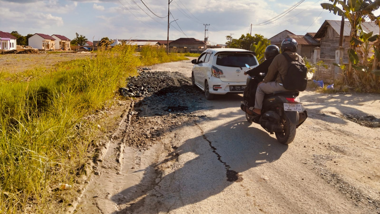 Gotong Royong Pemdes dan PT. LCA Wujudkan Perbaikan Jalan Plajau Indah