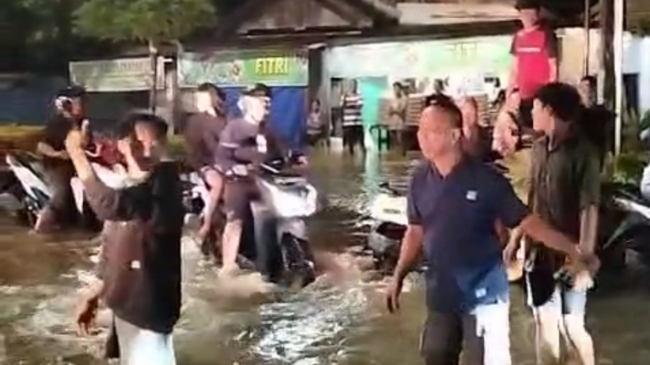 Banjir Rendam Jalan Transmigrasi (Plajau), Kades Baroqah Turun Langsung Bantu Warga