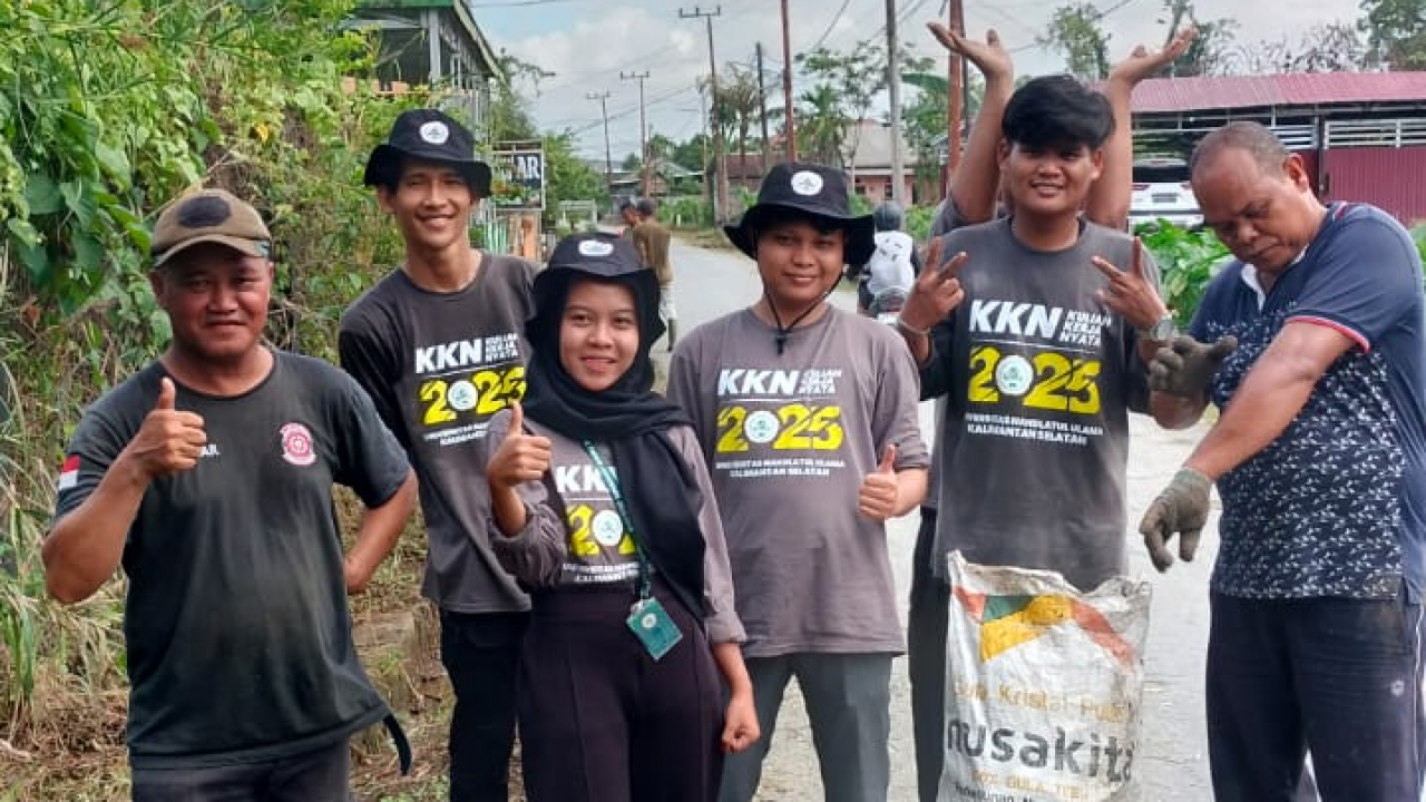 Semangat 45 Membara! Warga RT 07 dan Mahasiswa KKN UNU Kalsel Kompak Gotong Royong Sambut HUT RI ke-80