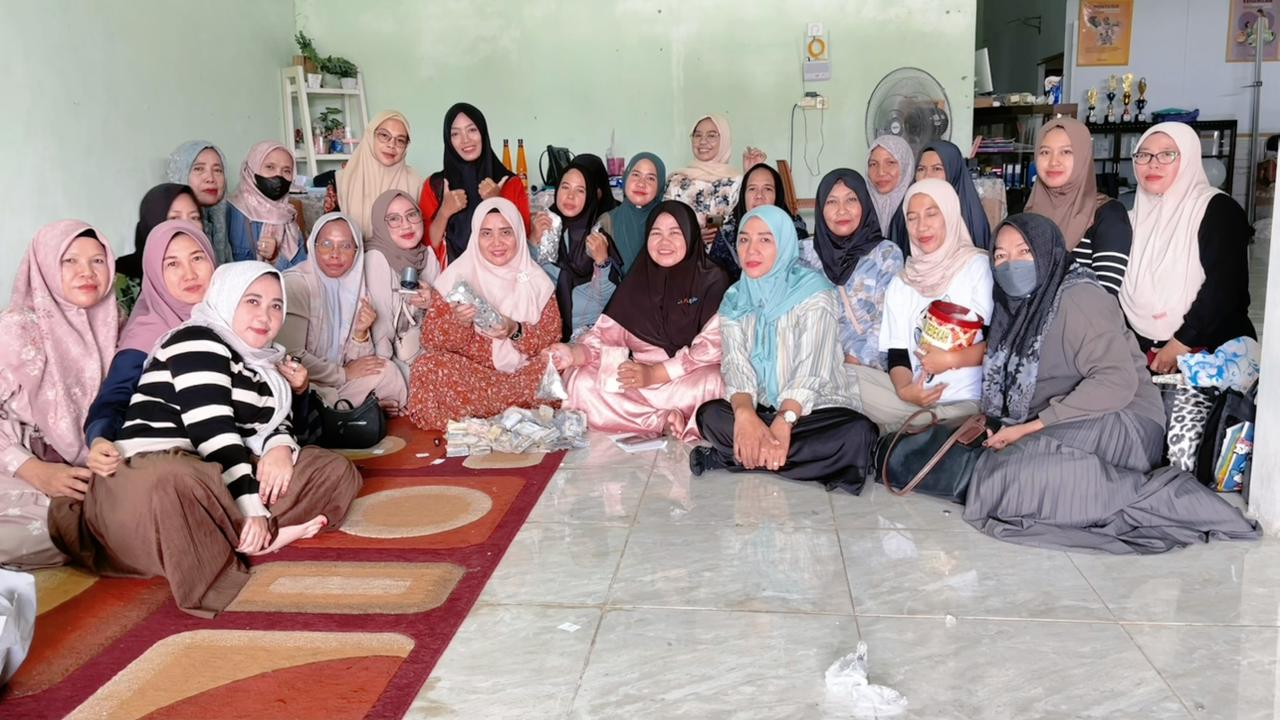 Bobol Celengan Sedekah Ramadhan, TP-PKK Desa Baroqah Salurkan Sembako untuk Warga Kurang Mampu