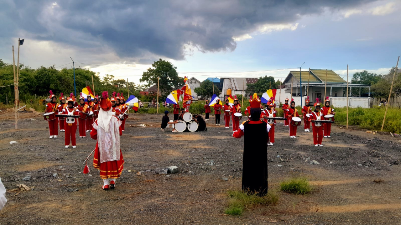 Tim Drumband Desa Baroqah Tampil Memukau dalam Rangka Memeriahkan Hari Ibu