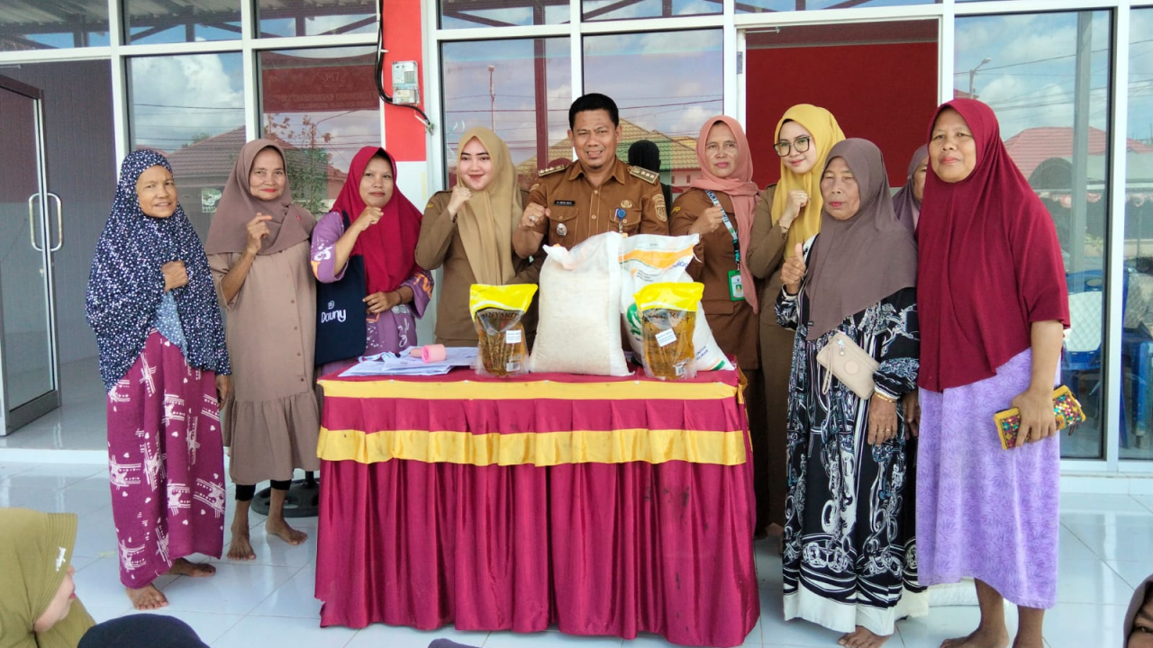 Pemda Tanah Bumbu dan Desa Baroqah: 138 KPM Terima Bantuan Pangan Beras & Minyak Goreng