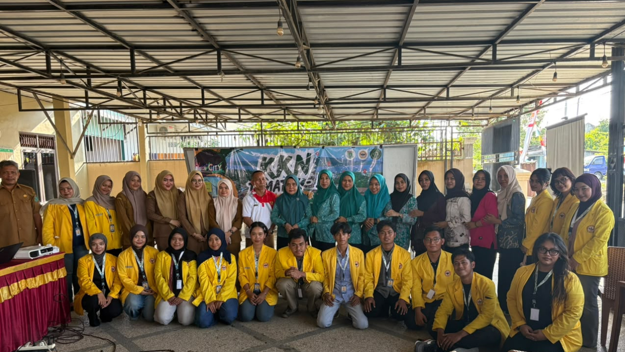 MAHASISWA KKN TEMATIK LINGKUNGAN HIDUP ULM GELAR SOSIALISASI DAN DEMO PEMBUATAN KOMPOS DI DESA BAROQAH