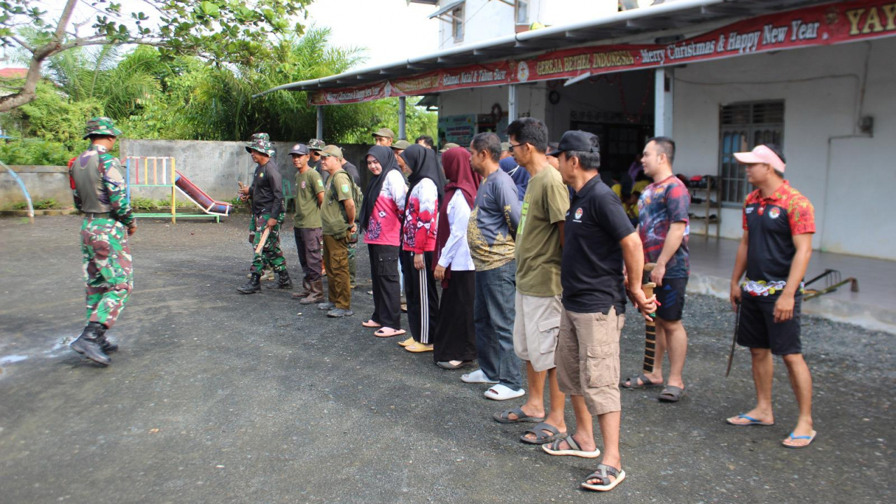 BerAKSI, Anggota Koramil Kolaborasi dengan Perangkat Desa dan Relawan Sosial Bencana di Desa Baroqah