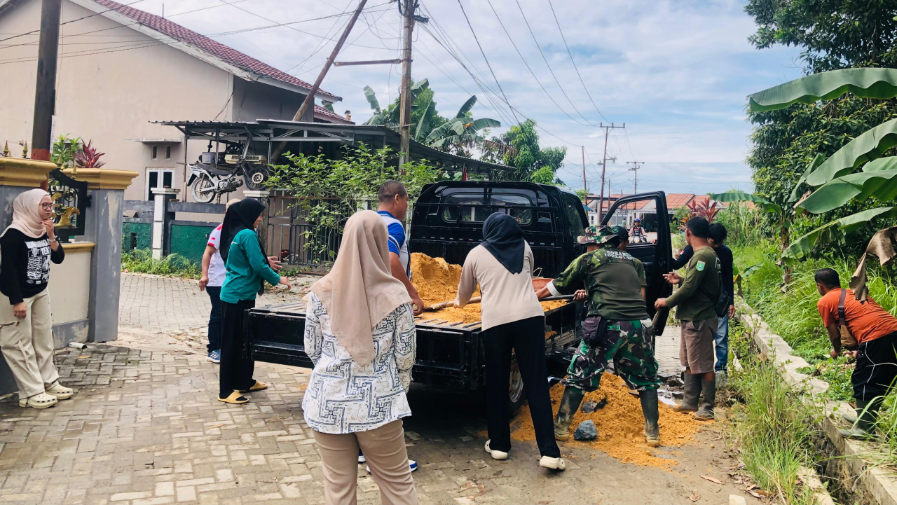 Aksi Sinergitas Pemdes Baroqah, Bhabinkamtibmas, Babinsa, dan Relawan dalam Perbaikan Jalan Gg. Sumur Bor RT 07