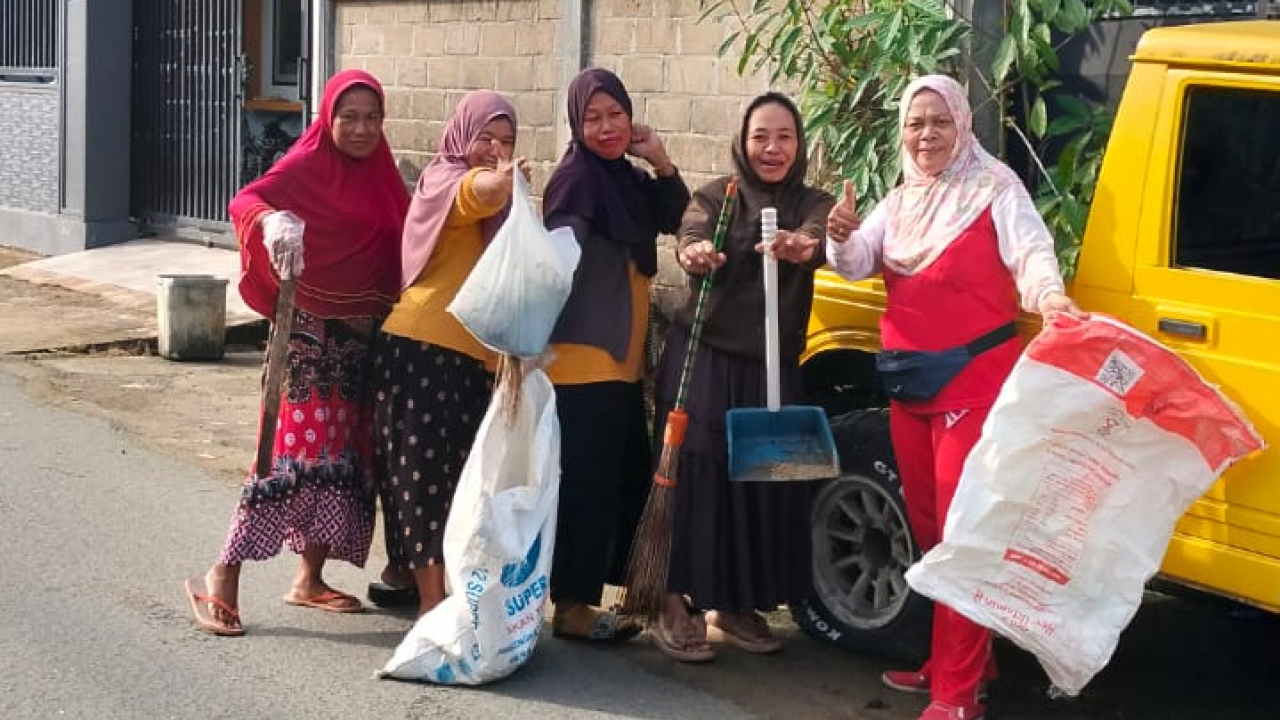 Merah Putih di Hati, Ibu-Ibu RT 07 Kompak Gotong Royong Sambut Kemerdekaan
