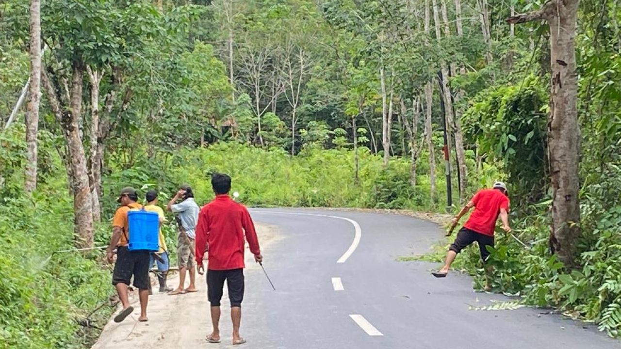 Pemdes, BPD, dan Linmas Desa Muara Ninian Gelar Gotong Royong Bersihkan Lingkungan Desa