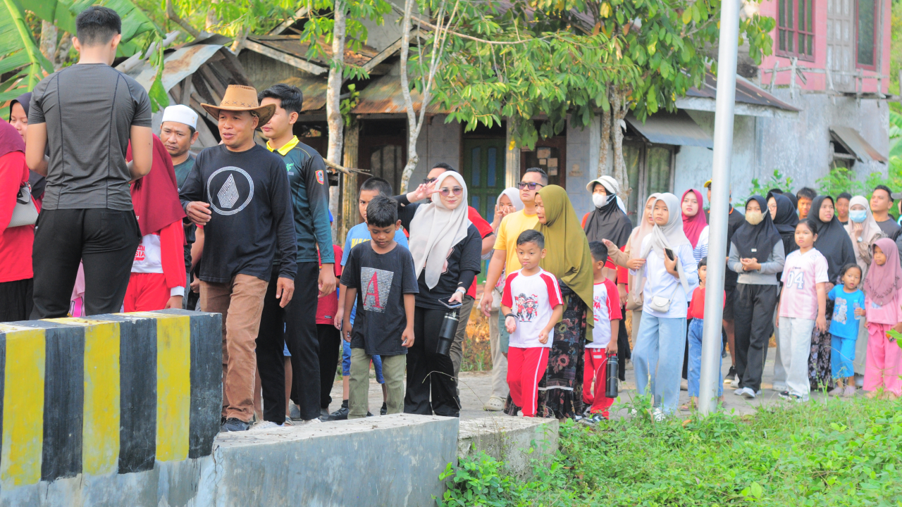 Jalan Santai Semarakkan Peringatan HUT ke-81 Kemerdekaan RI di Desa Muara Ninian