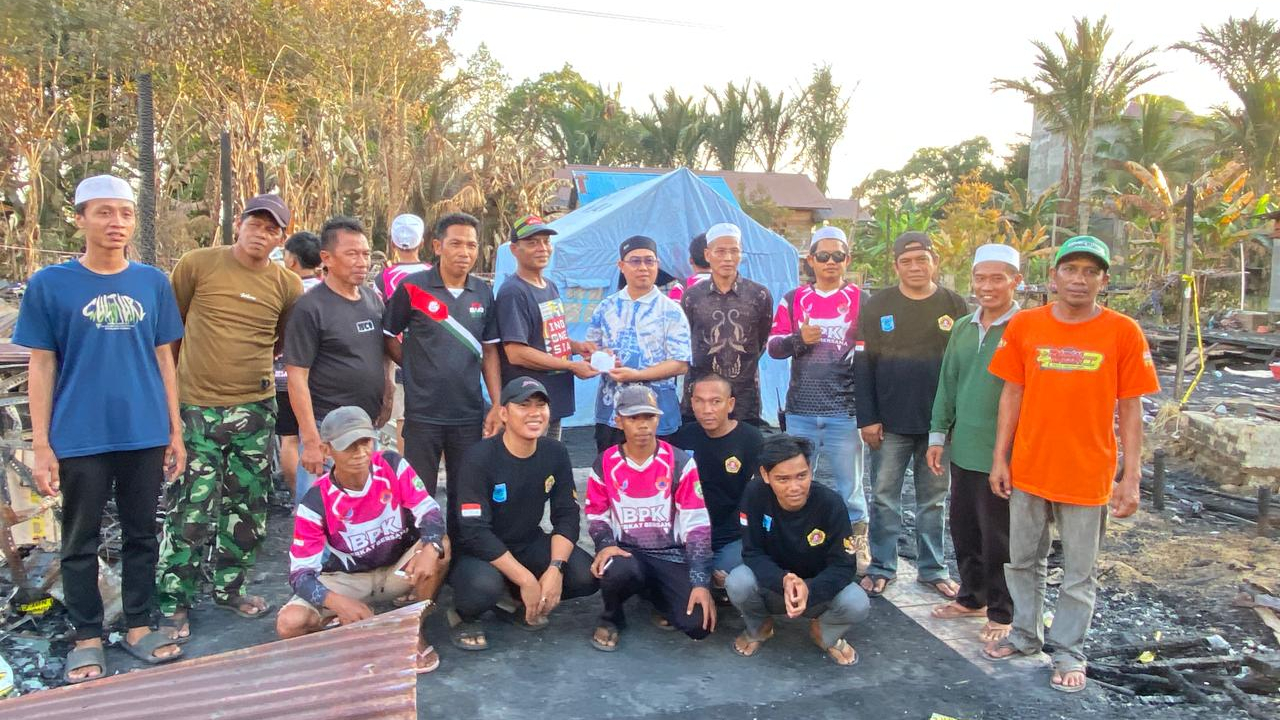 Pemdes Muara Ninian Salurkan Bantuan untuk Korban Kebakaran di Desa Gelombang, Kecamatan Juai
