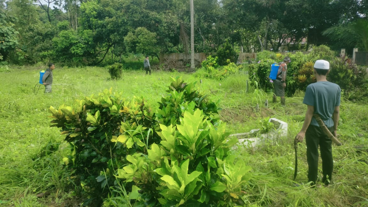 Sambut Idul Fitri, Pemerintah Desa Muara Ninian Gelar Pembersihan Makam Muslimin