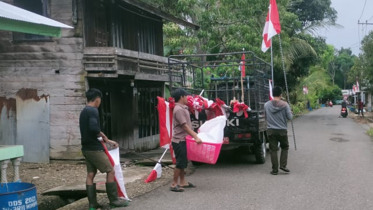 Desa Muara Ninian Pasang Bendera Merah Putih dan Plang Nama Pemerintah Desa Sambut HUT RI ke-80