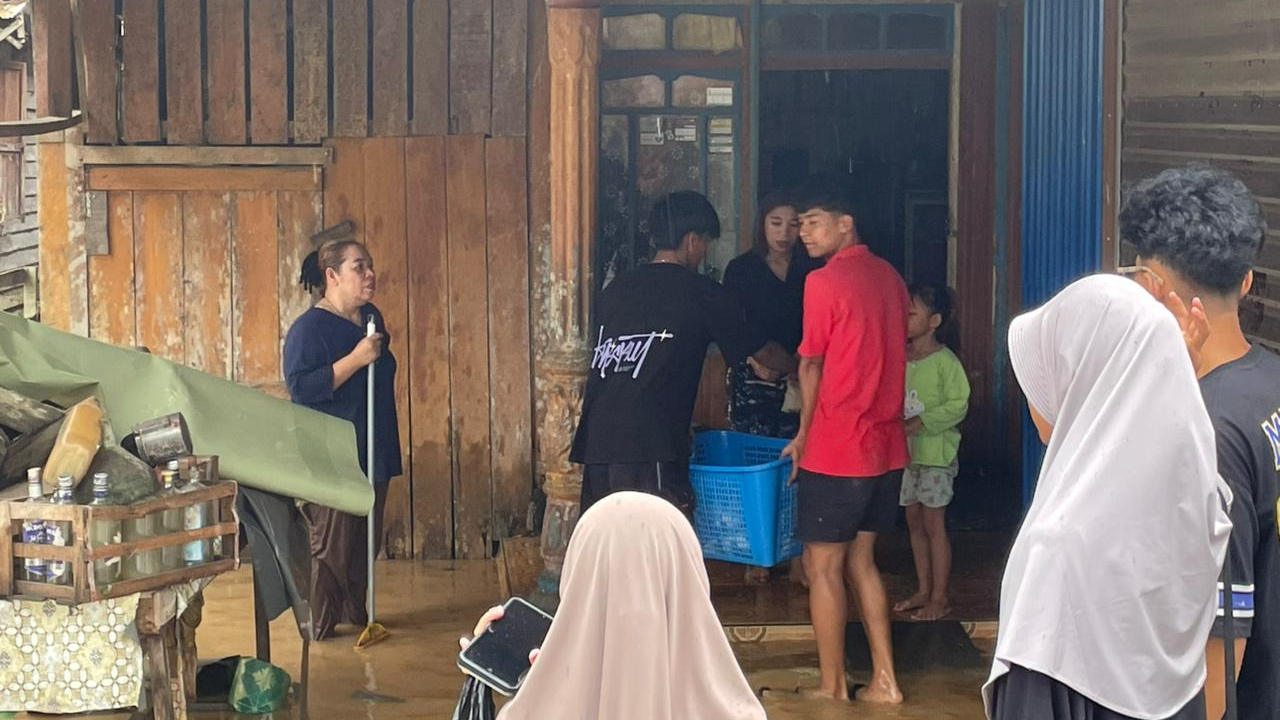 Hujan Deras Sebabkan Banjir di Balangan, Pemdes Muara Jaya Salurkan Makanan Siap Saji untuk Warga Terdampak