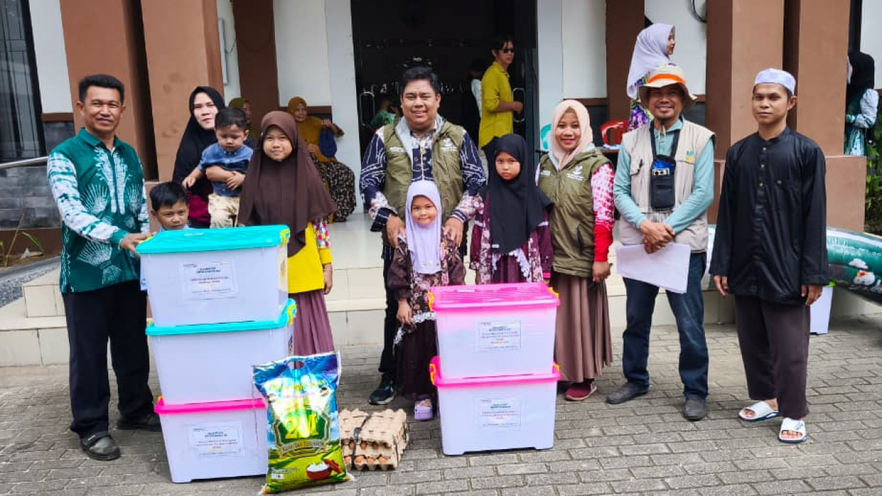 Warga Muara Jaya Terima Bantuan Sosial, Dinsos Balangan Hadirkan Kepedulian Nyata