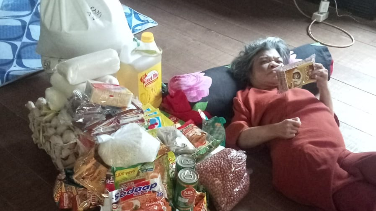 Dinsos Balangan Salurkan Bantuan Pemakanan untuk Warga Desa Muara Jaya