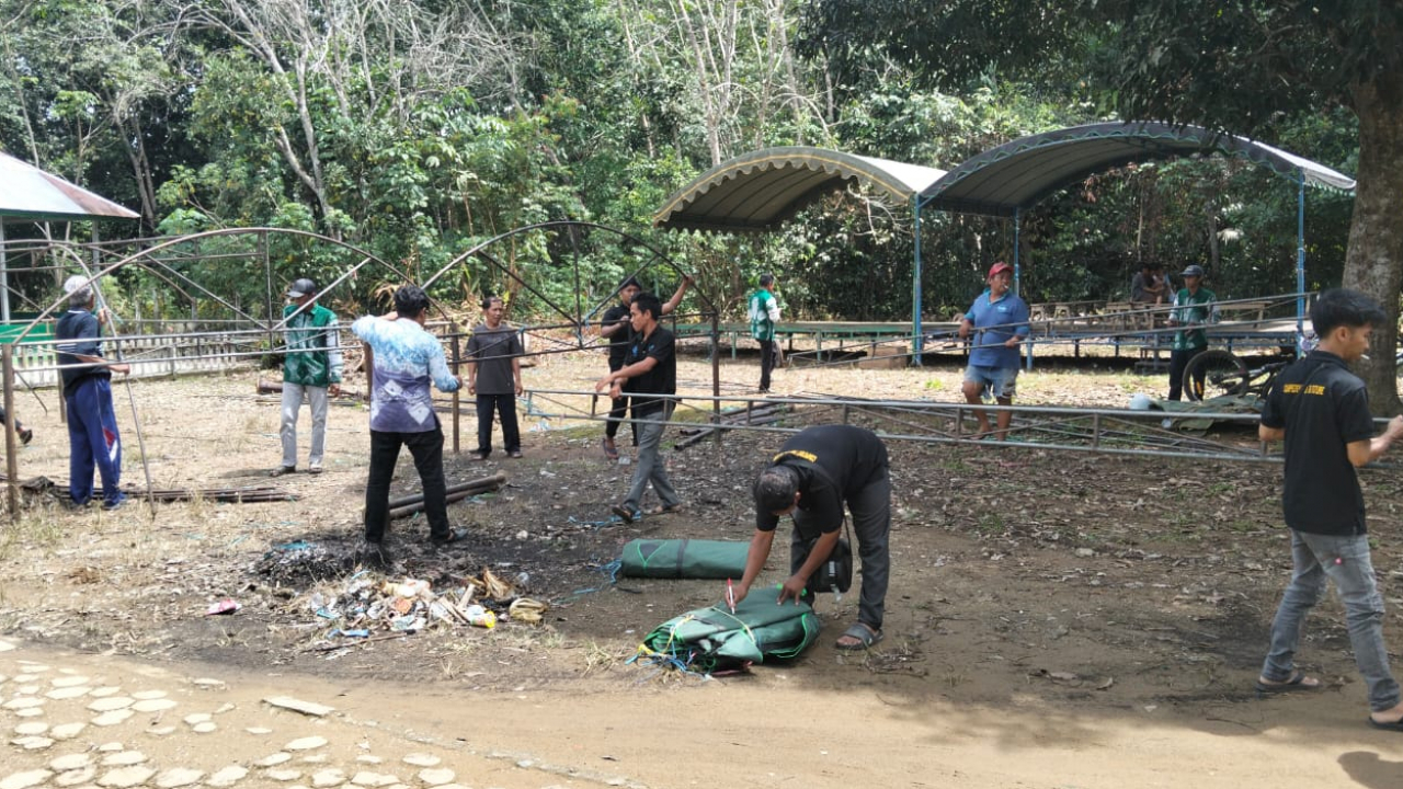 Masyarakat dan Pemdes Muara Jaya Gotong Royong Sukseskan Haul ke-32 KH. Tarmiji di Desa Nungka
