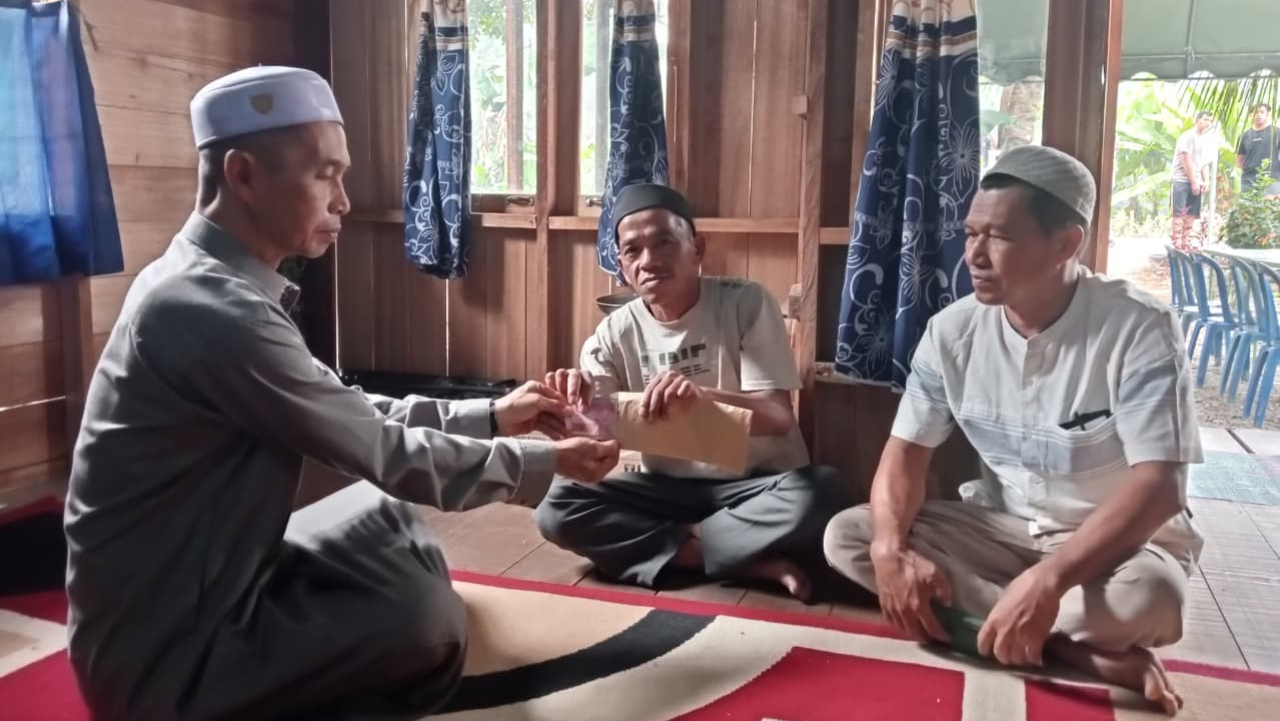 Kades Muara Jaya Serahkan Santunan Kematian kepada Warga RT 4