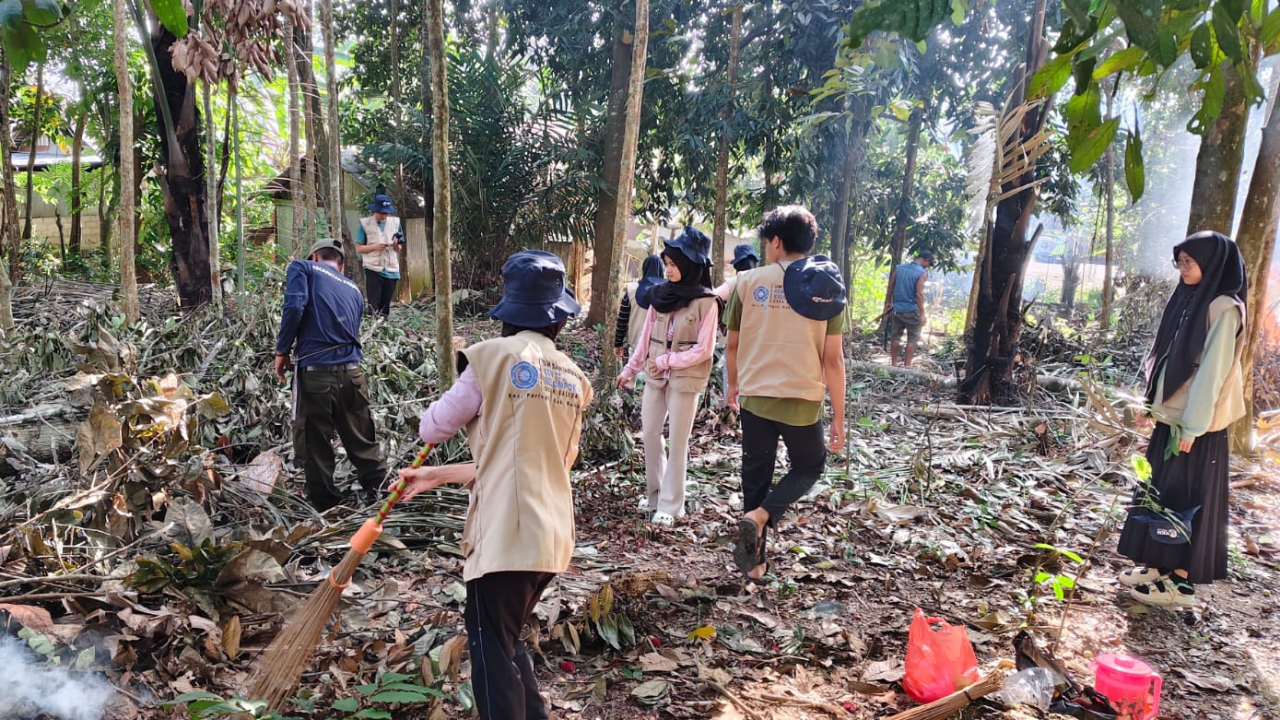 Lanjutan Jum’at Berkah, Satlinmas Bersama Aparat Desa dan KKN UMBJM Bersihkan Lahan Kuburan Muslimin di Desa Balida