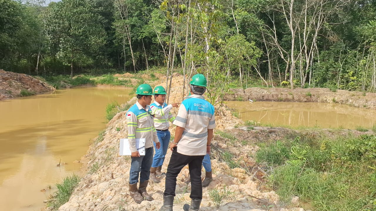 QHSE Adaro Ukur Kualitas Air Kolam, Desa Balida Bersiap Kembangkan Budidaya Ikan