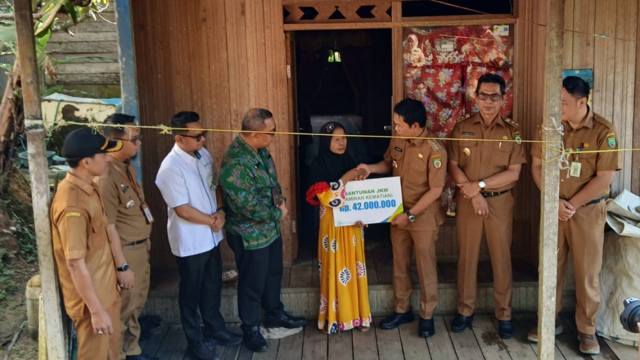 Bupati Balangan Serahkan Santunan BPJS Ketenagakerjaan kepada Ahli Waris di Desa Balida