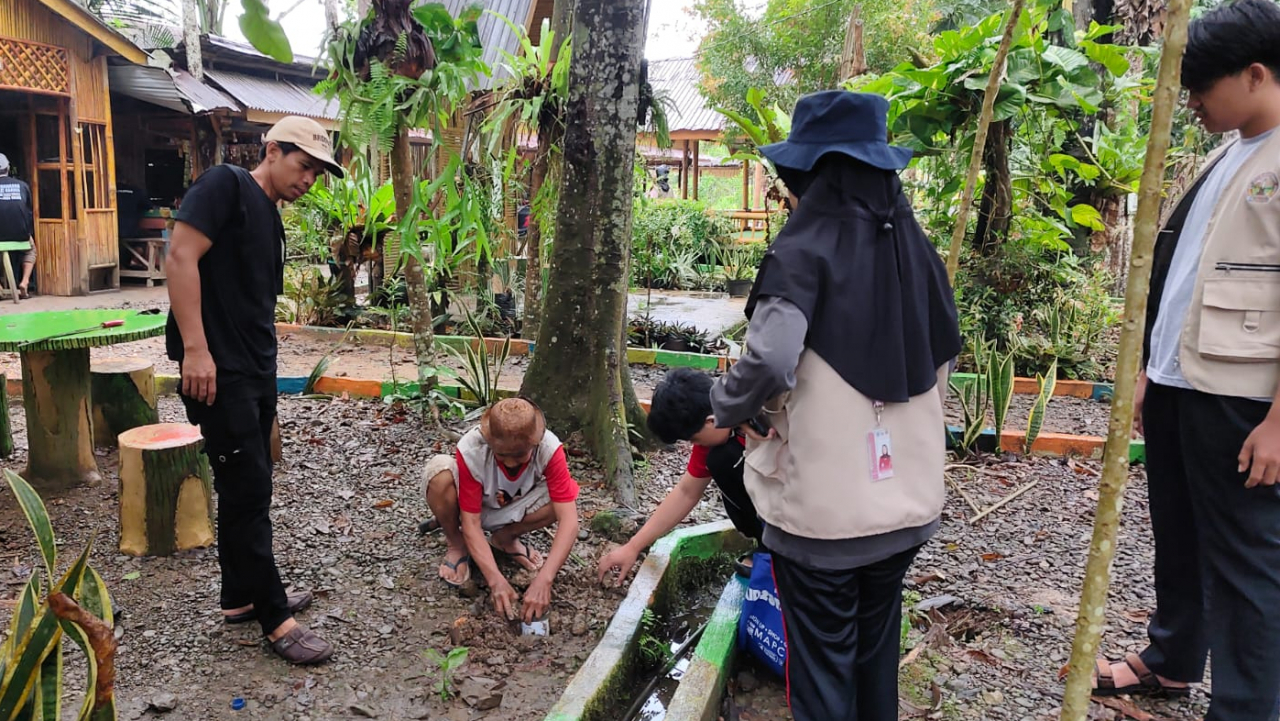 Jumat Berkah, Pemdes Balida Gelar Kerja Bakti dan Penanaman Biopori
