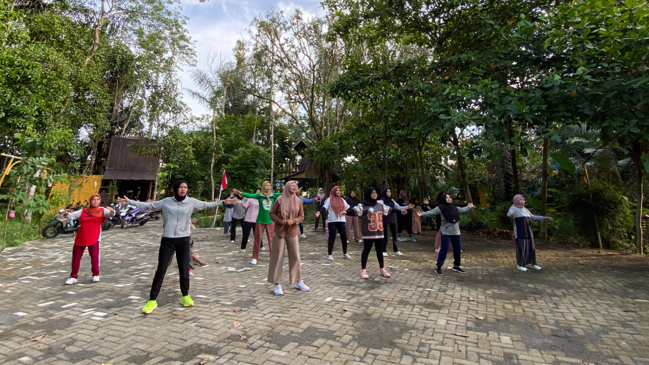 Ibu-Ibu Desa Balida Semangat Ikuti Senam Pagi Mingguan