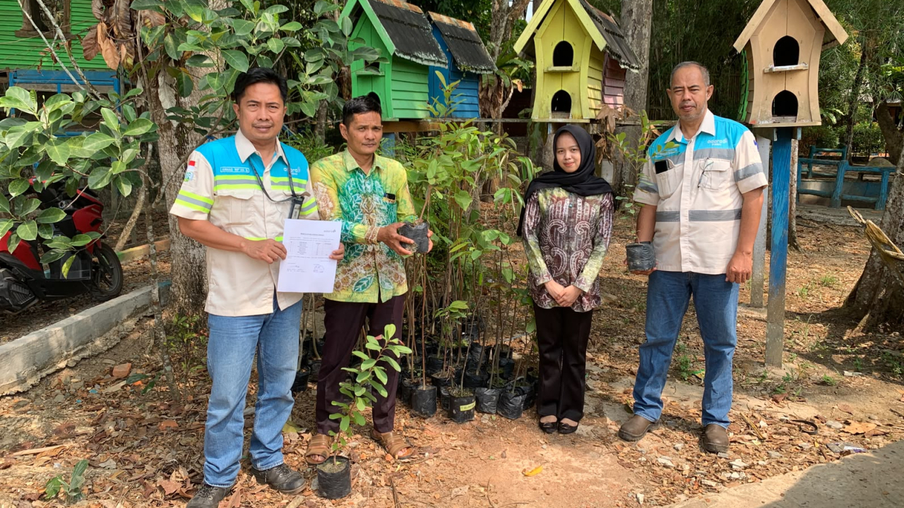 Pokdarwis Racah Mampulang Desa Balida Terima Bantuan 100 Bibit Pohon dari CSR Adaro untuk Penghijauan Kawasan Wisata