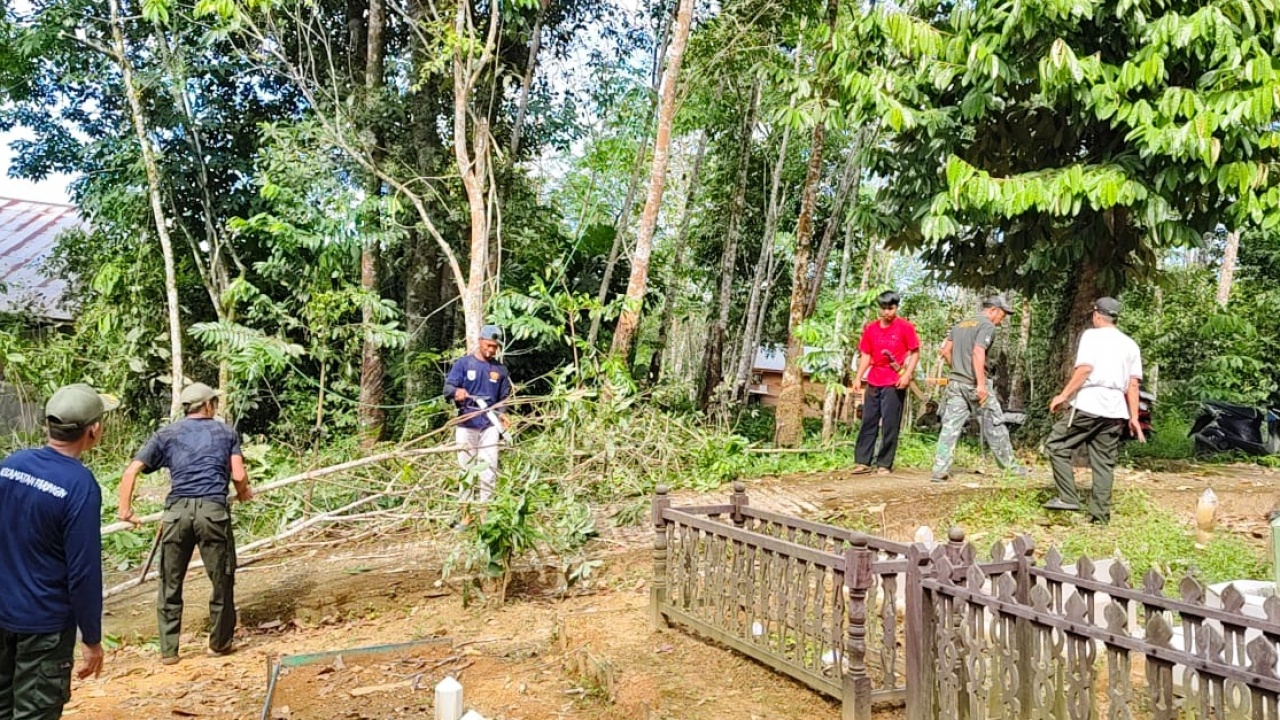 Satlinmas Desa Balida Laksanakan Gotong Royong Pembersihan Tempat Pemakaman Umum dalam Rangka Jumat Berkah
