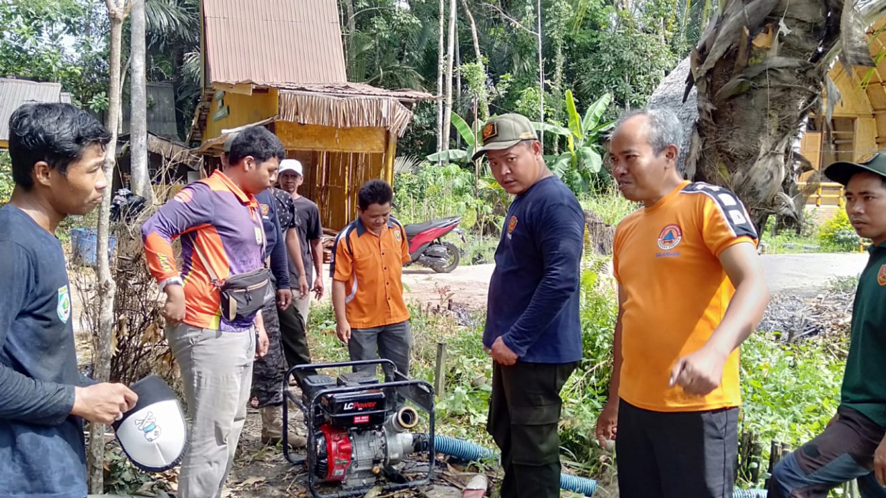 Satlinmas Desa Balida Gelar Latihan Penggunaan Mesin Alkon untuk Siaga Bencana