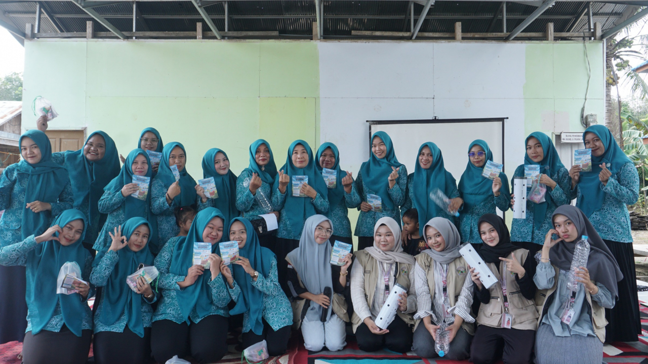Ibu-Ibu PKK Desa Balida Ikuti Sosialisasi dan Pelatihan Biopori dari Botol Bekas