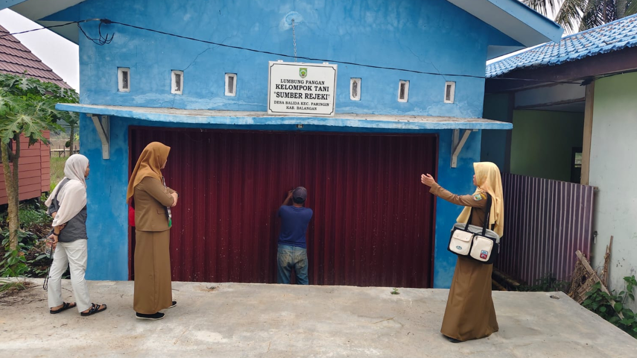 DINAS PERTANIAN DAN KETAHANAN PANGAN PROVINSI KALIMANTAN SELATAN LAKUKAN MONITORING LUMBUNG PANGAN MASYARAKAT DI DESA BALIDA