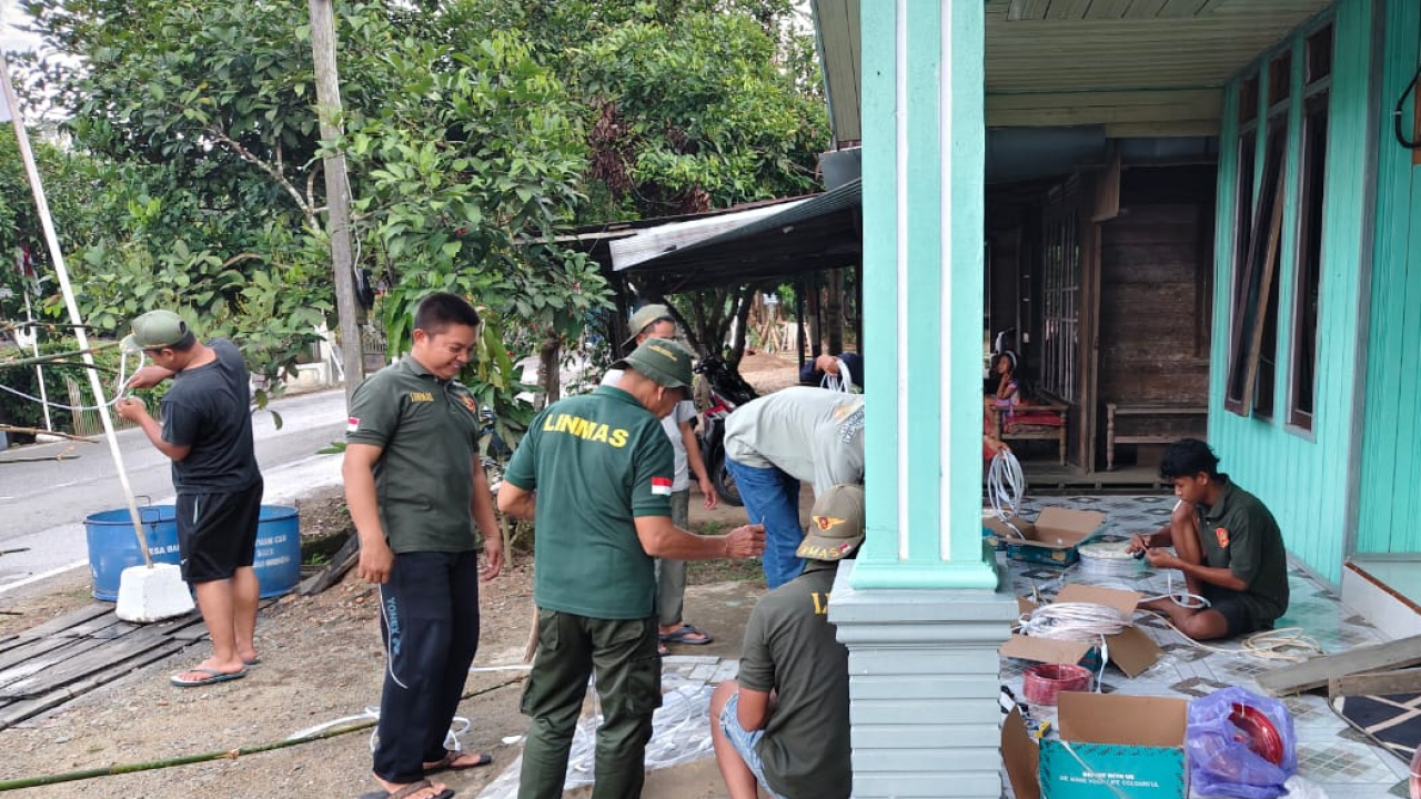 Desa Balida Pasang Lampu Hias Sambut HUT RI dan MTQ Kecamatan Paringin