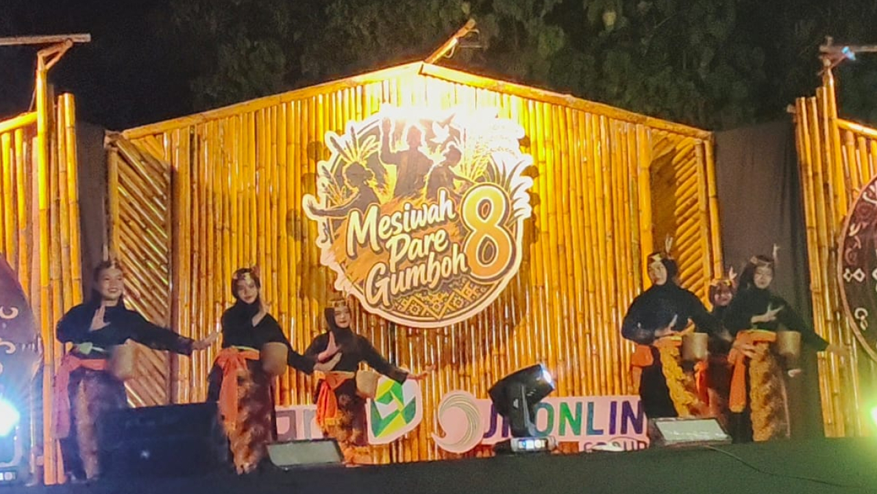 Sanggar Seni Balida Satria Tampilkan Tari Tabur Paung pada Festival Budaya Mesiwah Pare Gumboh ke-8 di Desa Liyu