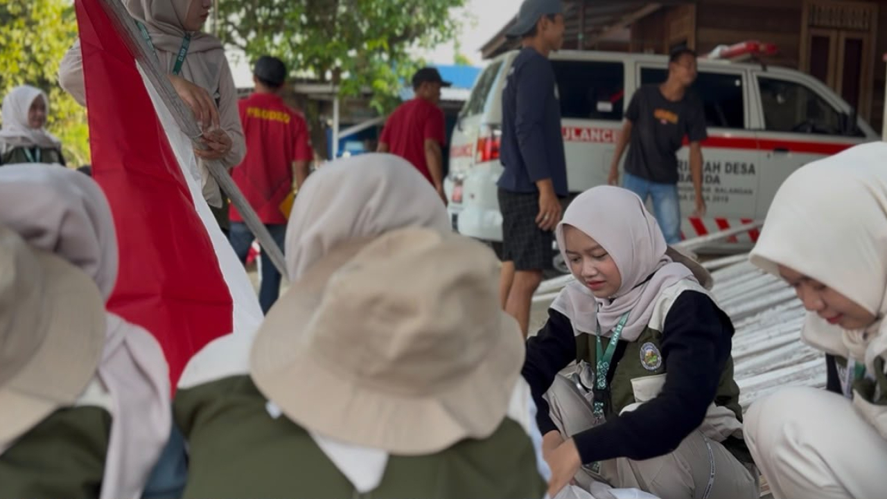 Semangat Gotong Royong, Warga Desa Balida Pasang Bendera Merah Putih Sambut HUT ke-81 Kemerdekaan RI