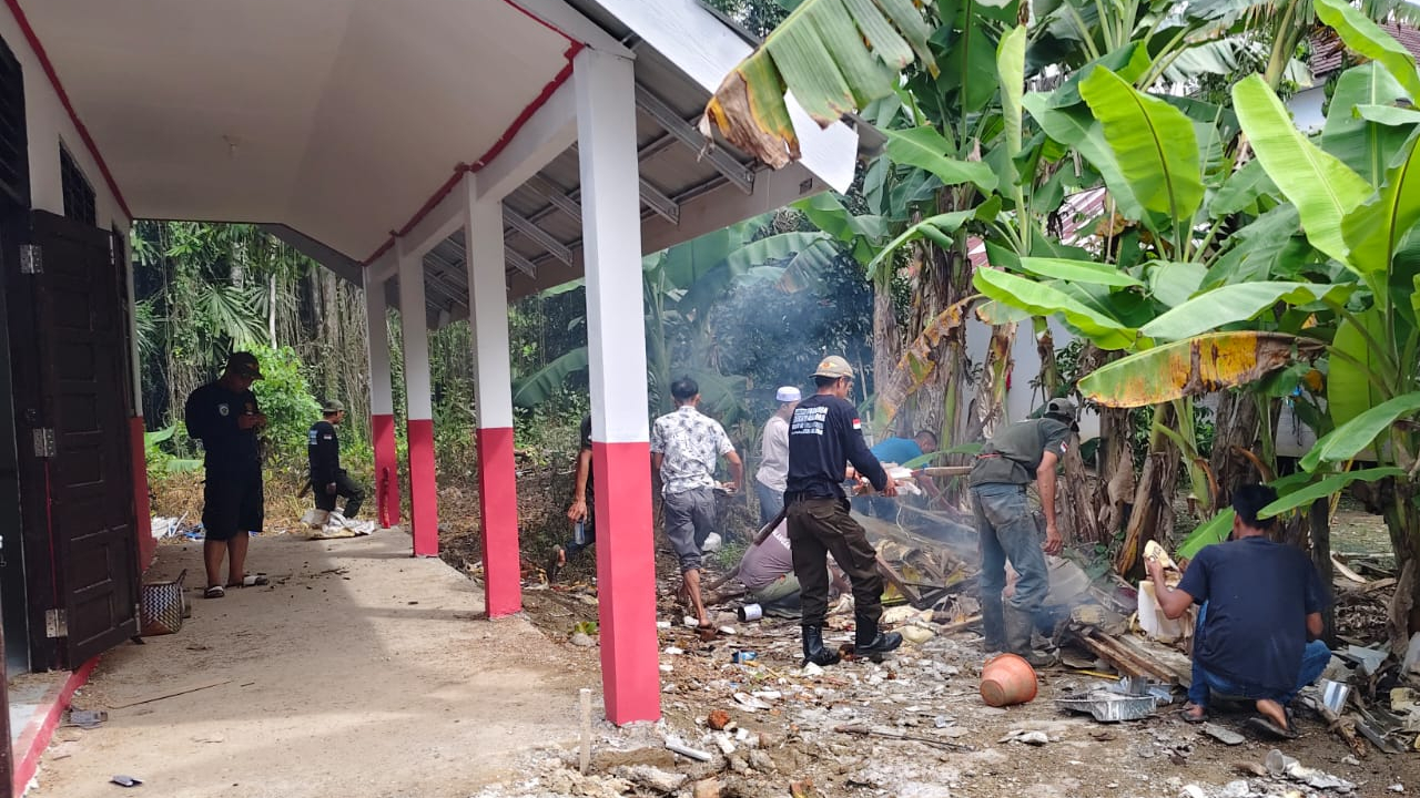 Linmas Desa Balida Gelar “Jumat Berkah” Bersihkan Bangunan TK Baru