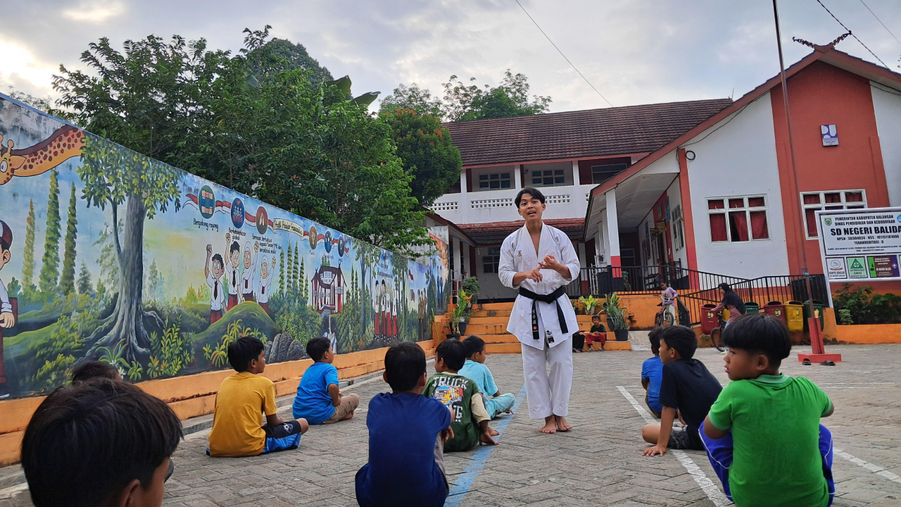 Mahasiswa KKN UMBJM Perkenalkan Beladiri Karate kepada Siswa SD Negeri Balida