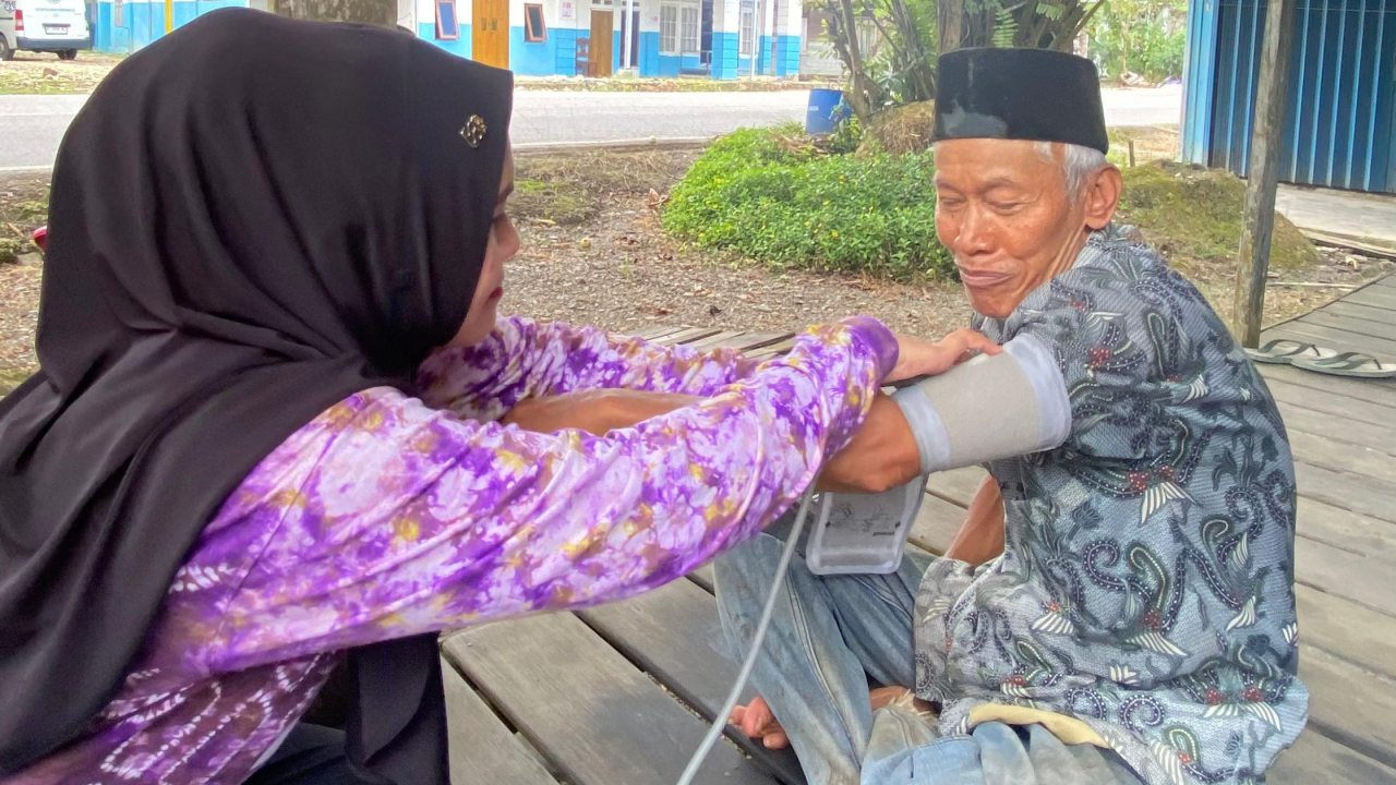 Lansia Tetap Terlayani, Posyandu Desa Balida Datangi Rumah Warga