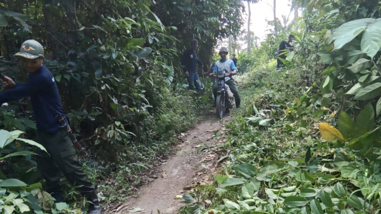 Jumat Berkah Desa Balida: Satlinmas Laksanakan Giat Pemeliharaan Jalan Desa