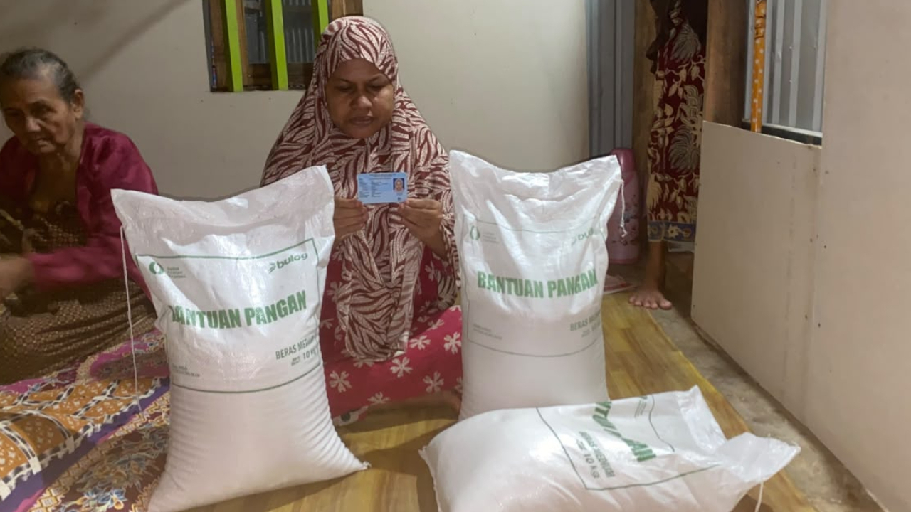 Penyaluran Bantuan Pangan bagi 67 Keluarga Penerima Manfaat di Desa Balida
