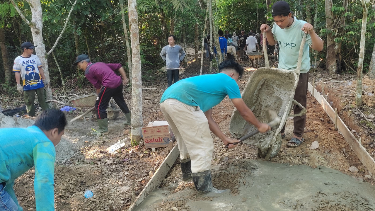 Pembangunan Jalan Produksi di Desa Maradap Rt. 02