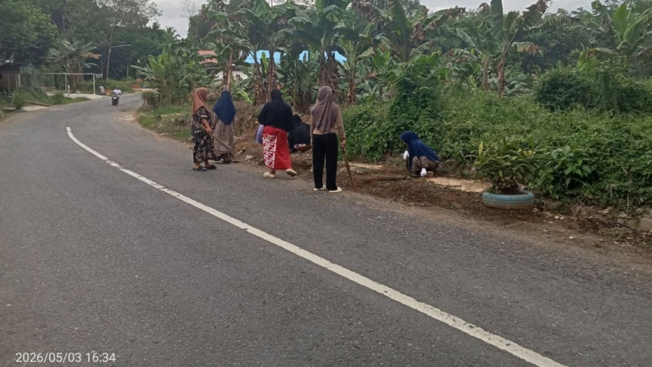 Warga Maradap Gotong Royong Bersihkan Lingkungan, Ciptakan Desa Sehat dan Nyaman