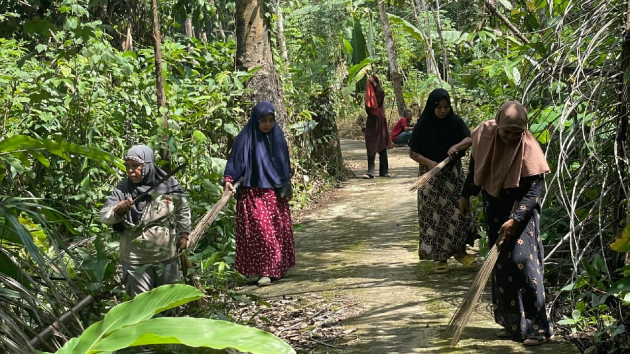 Pelaksanaan Kerja Bakti Pemeliharaan Jalan Usaha Tani di Desa Maradap