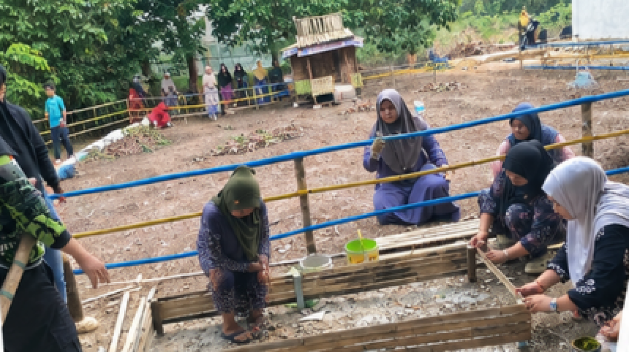 Gotong Royong Ibu PKK Desa Maradap Wujudkan Lingkungan Bersih dan Asri