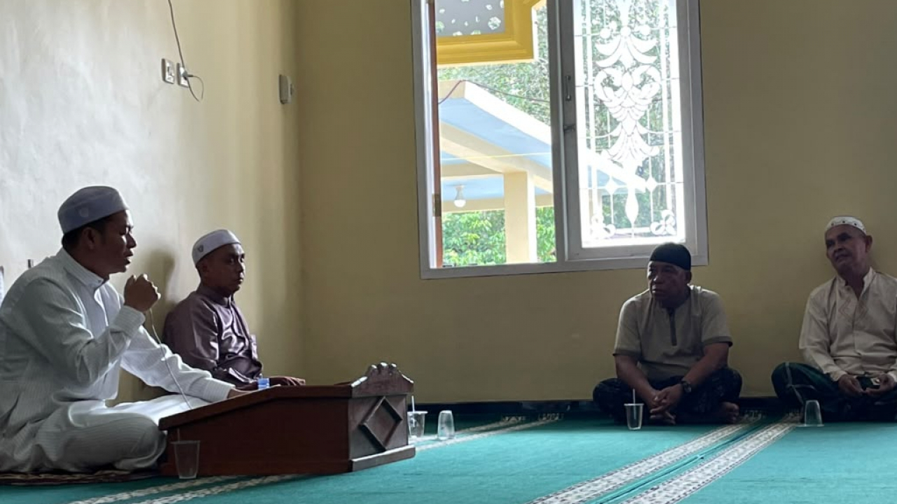 Jum’at Berkah di Langgar Riyadhus Shalihin, Perkuat Keimanan dan Kebersamaan Warga Desa Maradap