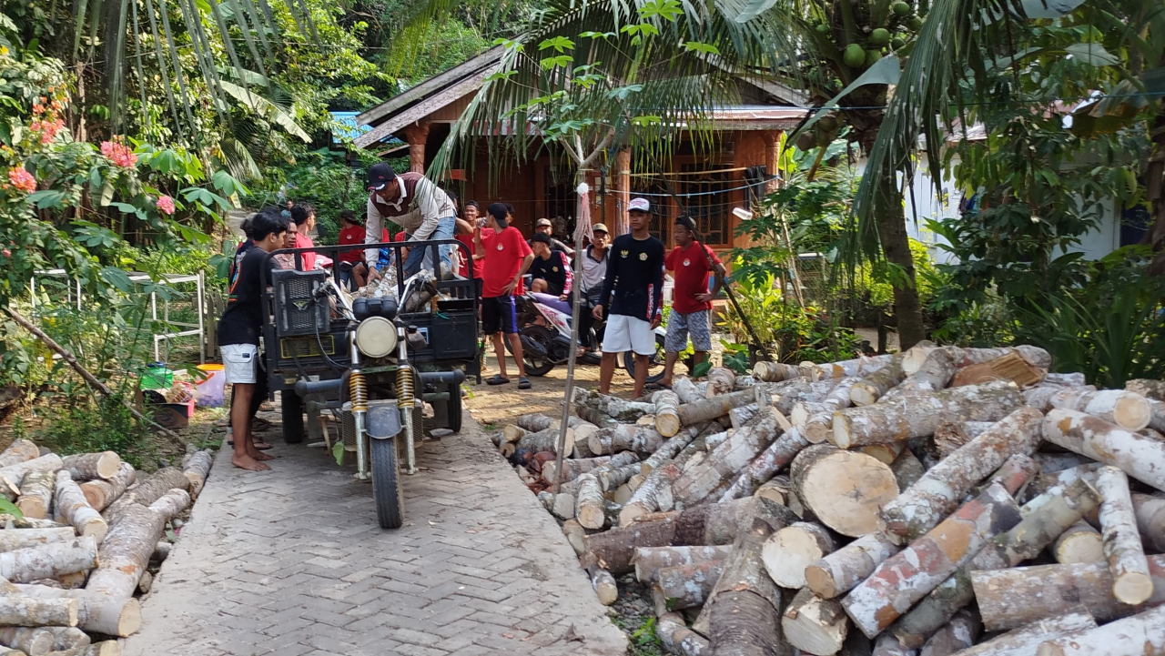 Warga Desa Maradap Gelar Gotong Royong untuk Persiapan Haul Abah Guru Sekumpul 2025