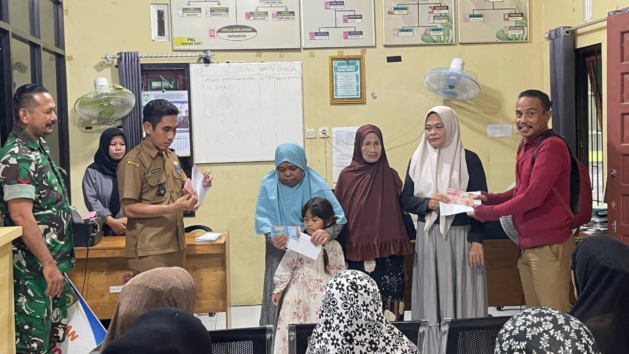 Pemdes Maradap Salurkan BLT Dana Desa Tahap IV untuk Warga Penerima Manfaat