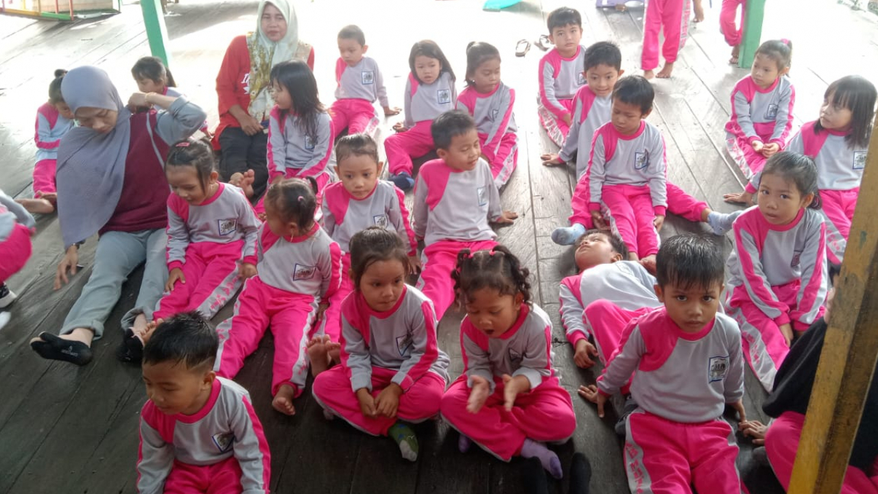 Pemberian Baju Gratis untuk Anak-anak TK dan PAUD Mutiara Hati di Desa Sepatin