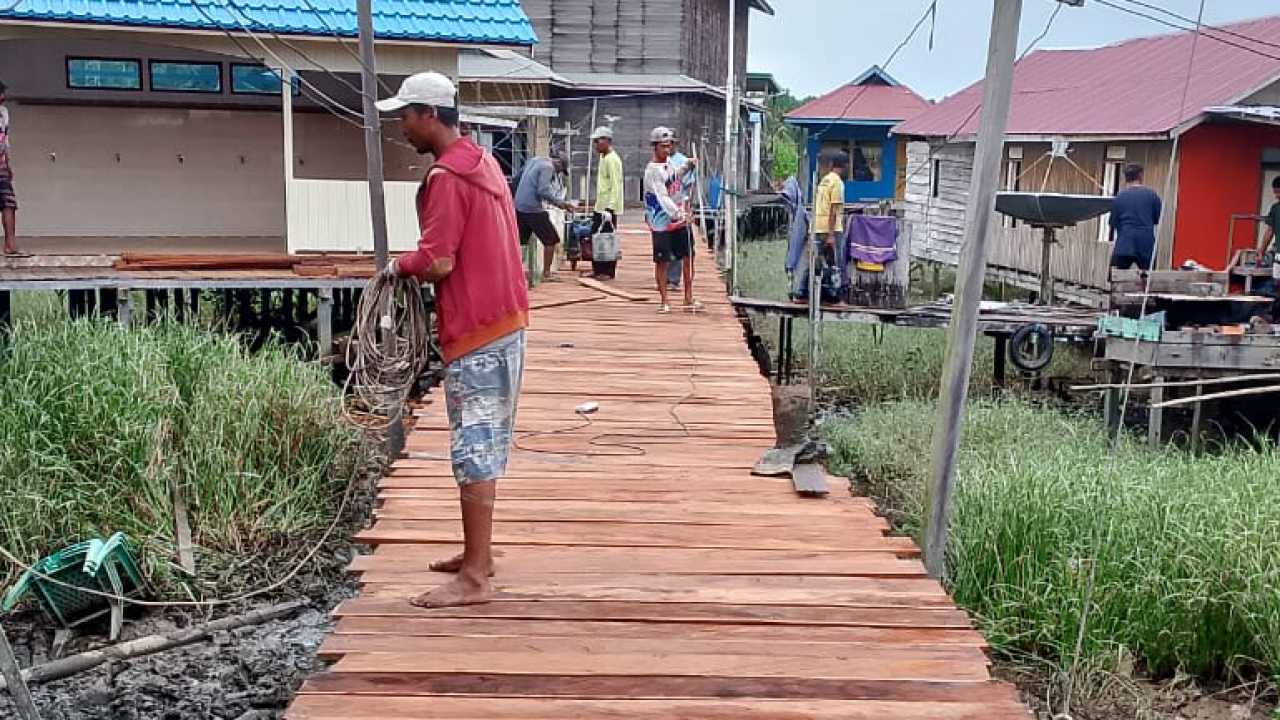 Rehabilitasi Jembatan Ulin di Desa Persiapan Tanjung Berukang, Kecamatan Anggana