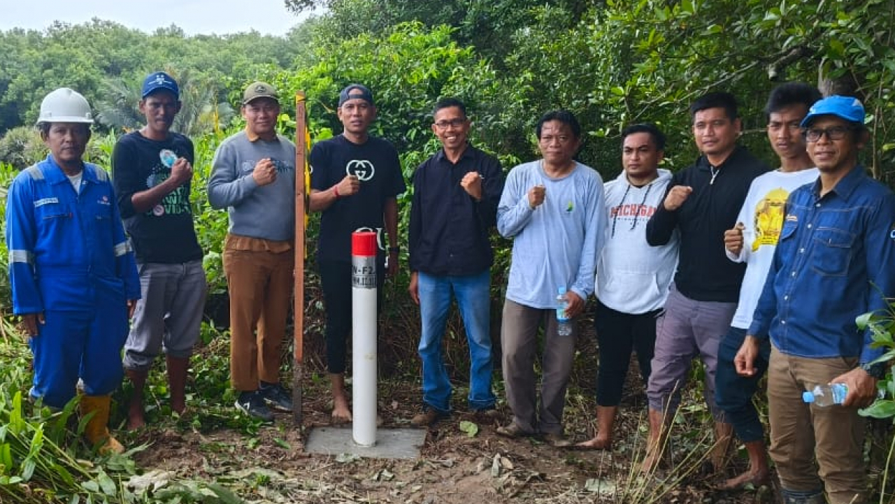 Pemasangan Patok Batas Kawasan Hutan di Desa Sepatin untuk Proyek PHM