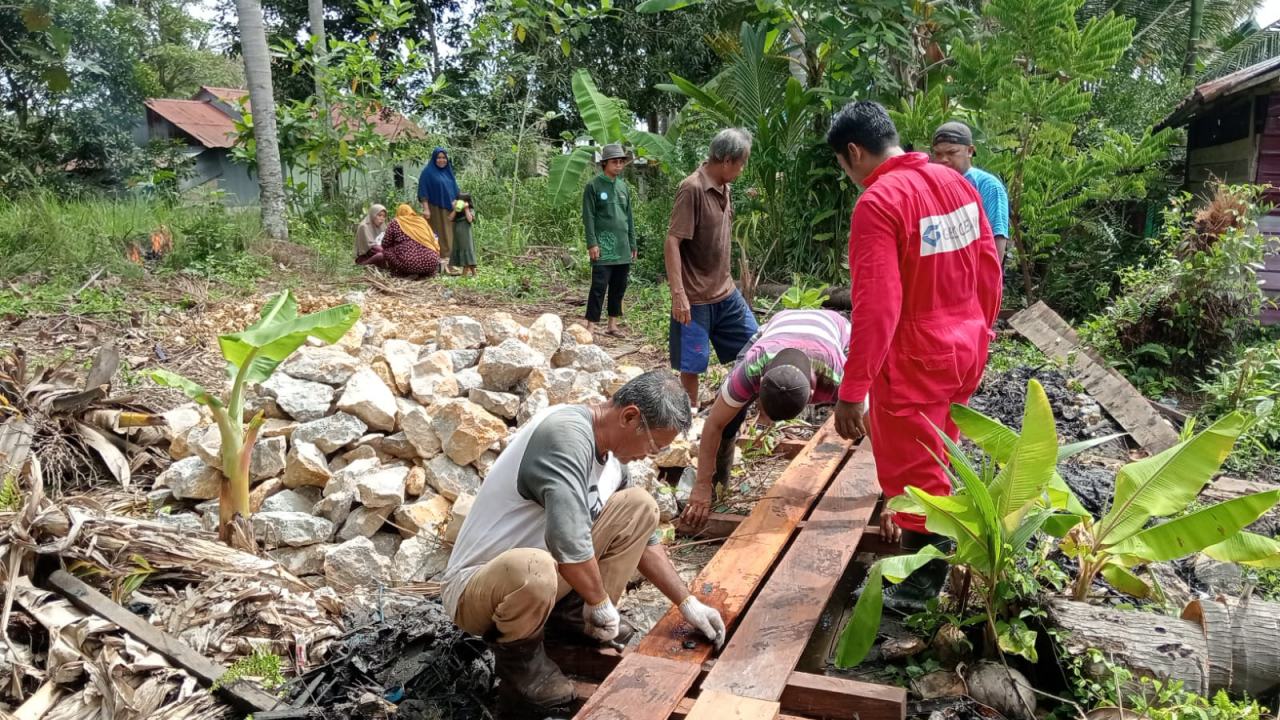 KEGIATAN GOTONG ROYONG WARGA RT.002 DESA KERSIK MELALUI BKKD RT